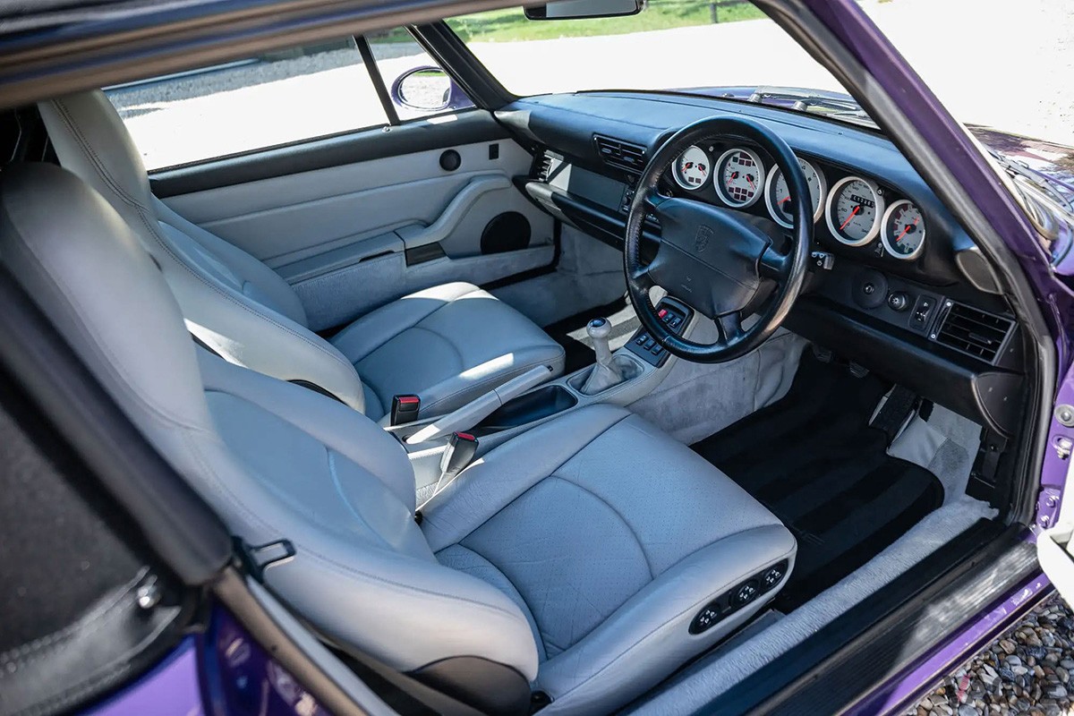 イギリスのオークションに出品された希少な993型「911ターボ カブリオレ」（C）Iconic Auctioneers