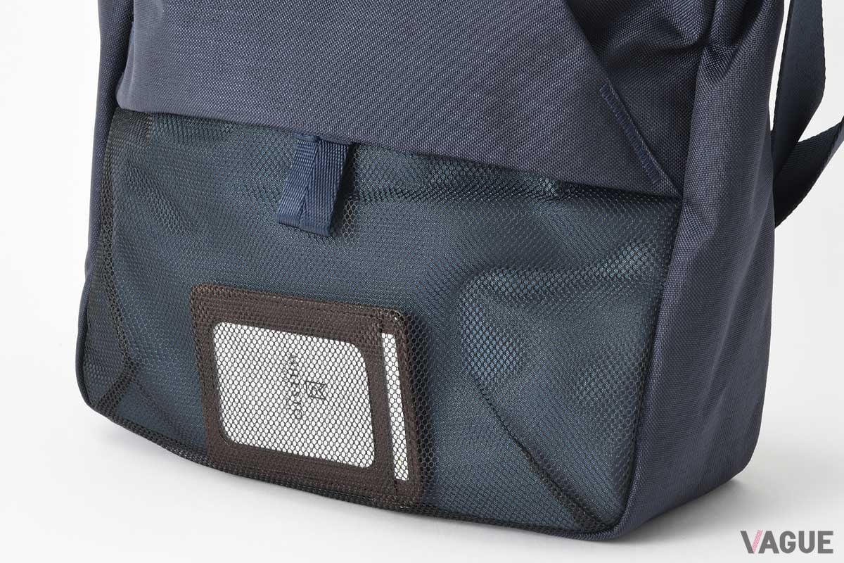 利便性の高いメッシュのファスナーポケットが配置されている