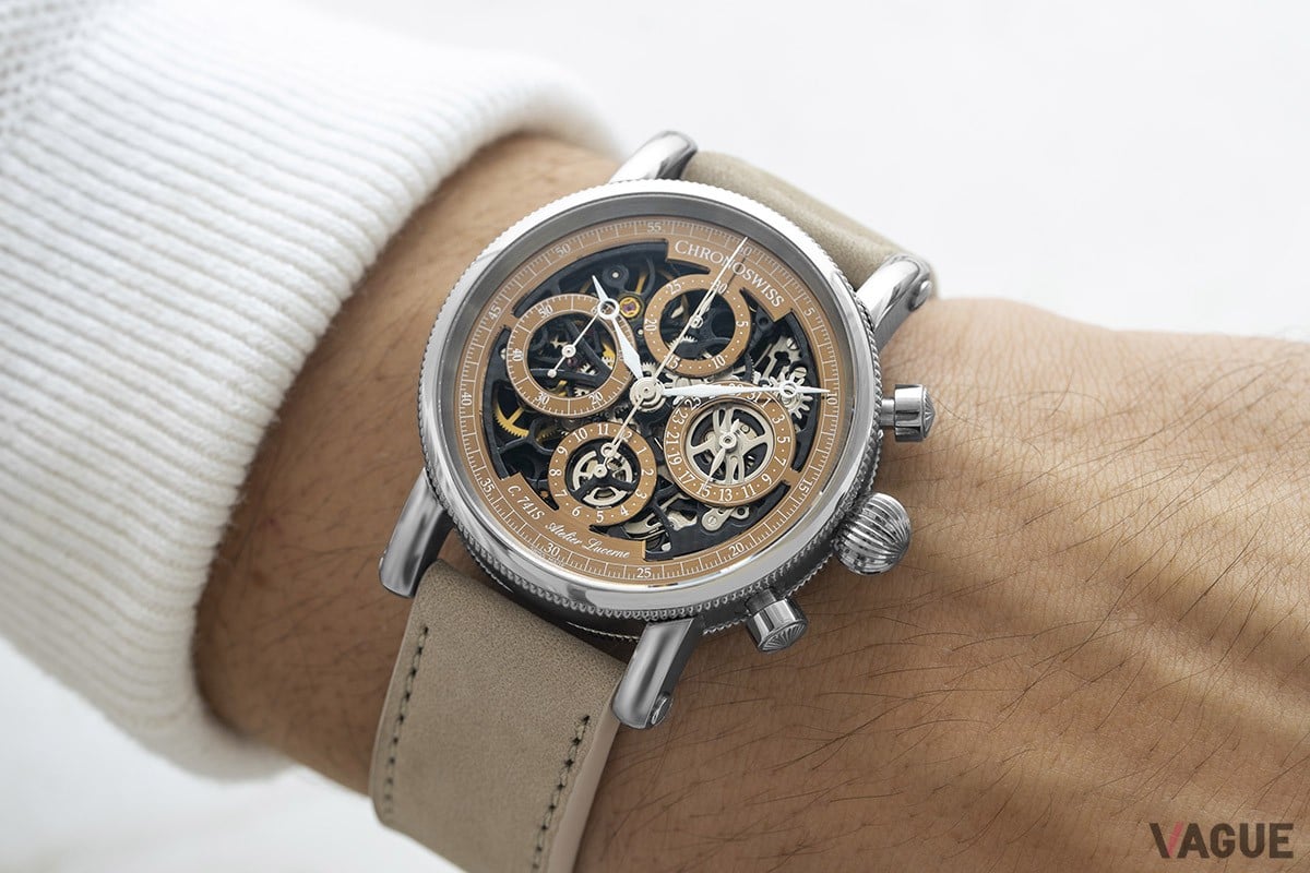 ヌバックレザーの穏やかな質感が、穏やかな色調のブラウンと美しく調和。コットンシャツやニットなど、キレイめカジュアルには最適な選択になりそうだ