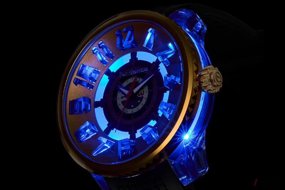 ボタンを押すだけでダイヤルが明るく発光