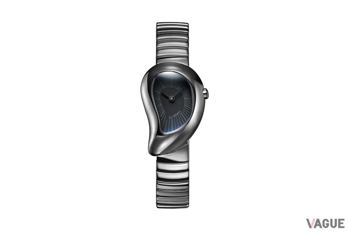 光の加減でグラデーションが現れ、手首の動きに呼応するように表情を変える