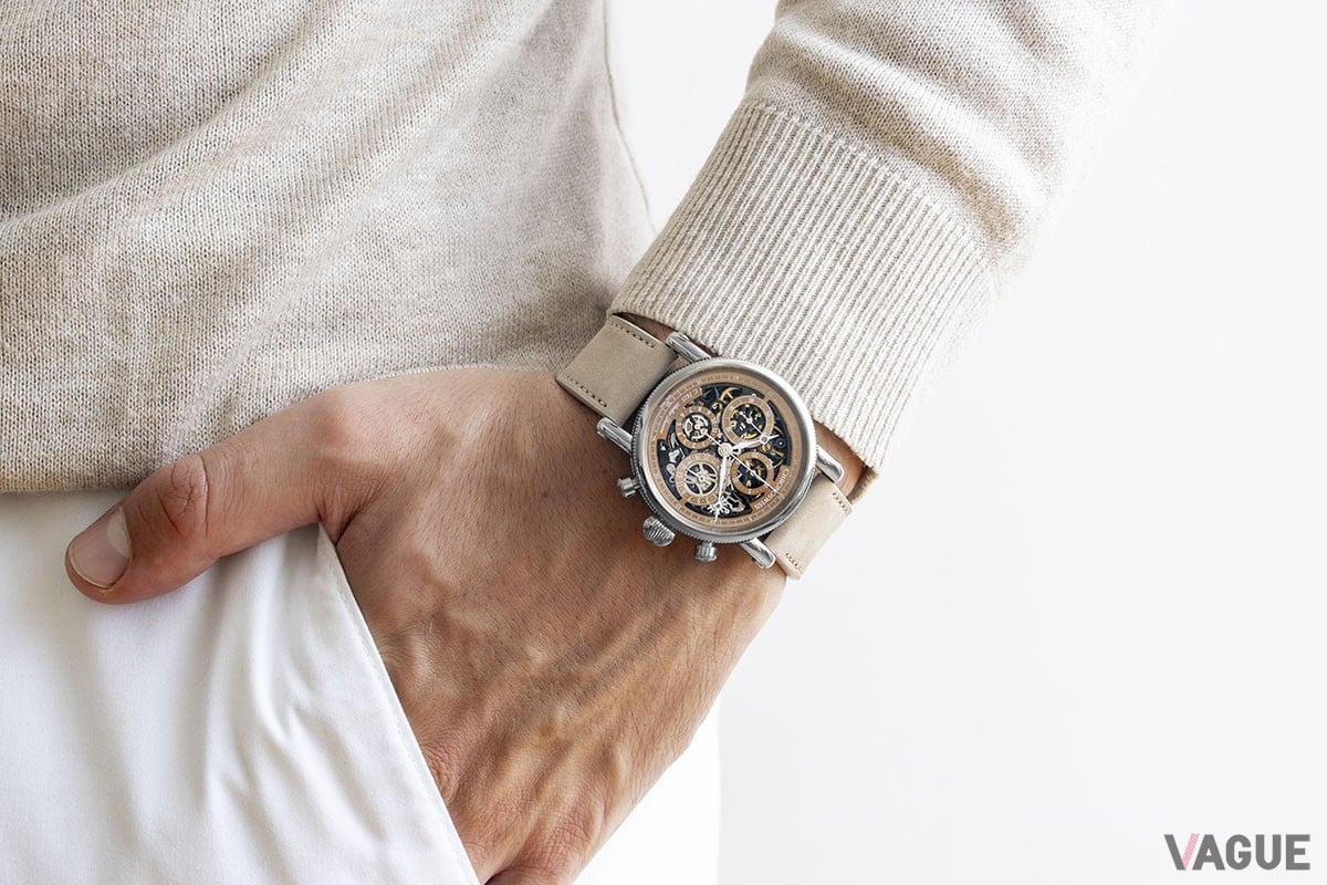 ヌバックレザーの穏やかな質感が、穏やかな色調のブラウンと美しく調和。コットンシャツやニットなど、キレイめカジュアルには最適な選択になりそうだ