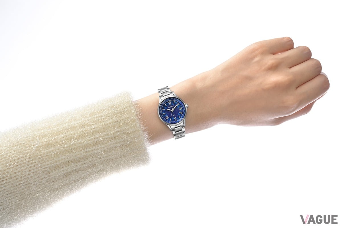 ケース径は28mm。オフィスカジュアルからドレスアップしたスタイルまで幅広い装いに合わせられそうだ