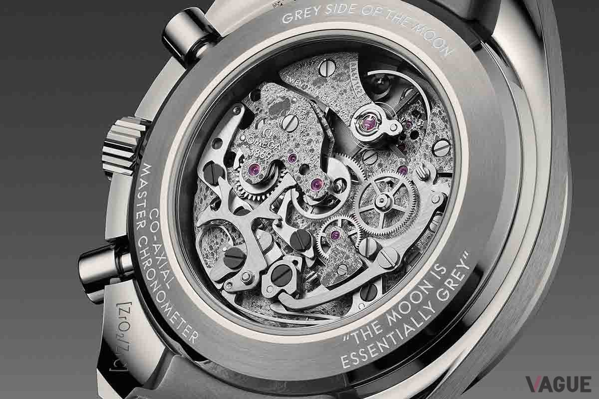 スケルトンムーブメントは本作のための特別仕様。ダイヤル側では地球から目にすることのできる月の表側を、ケースバックでは月の裏側をレーザー加工で再現している
