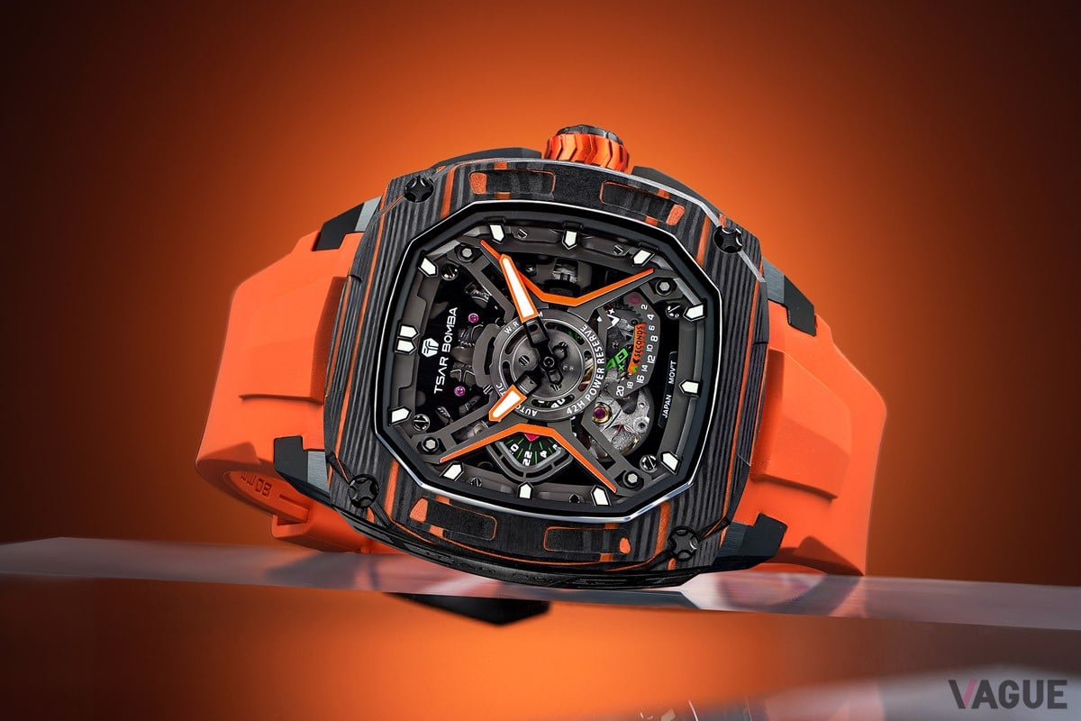 腕元に華やかさを添えるオレンジのカラーリング