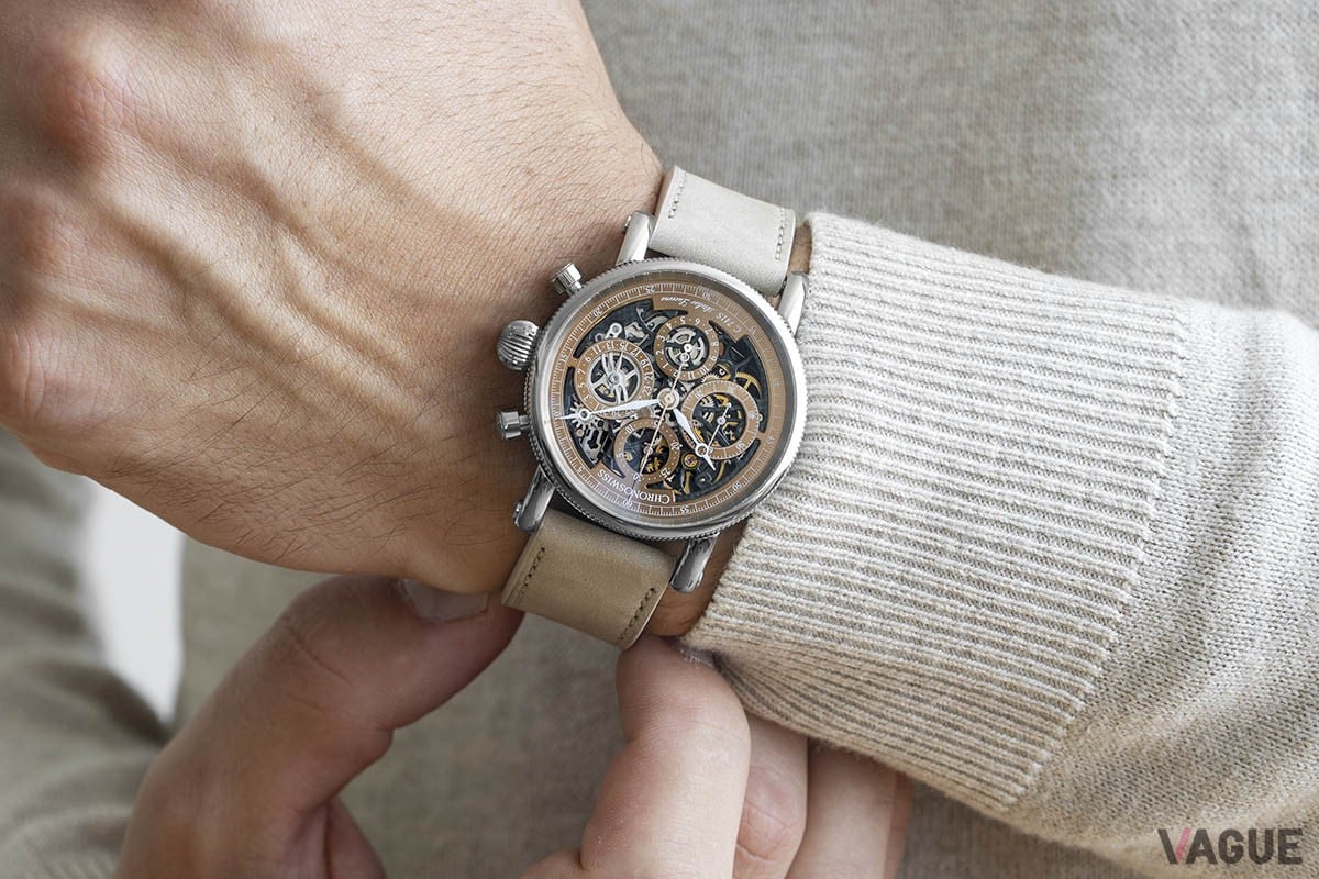 ヌバックレザーの穏やかな質感が、穏やかな色調のブラウンと美しく調和。コットンシャツやニットなど、キレイめカジュアルには最適な選択になりそうだ