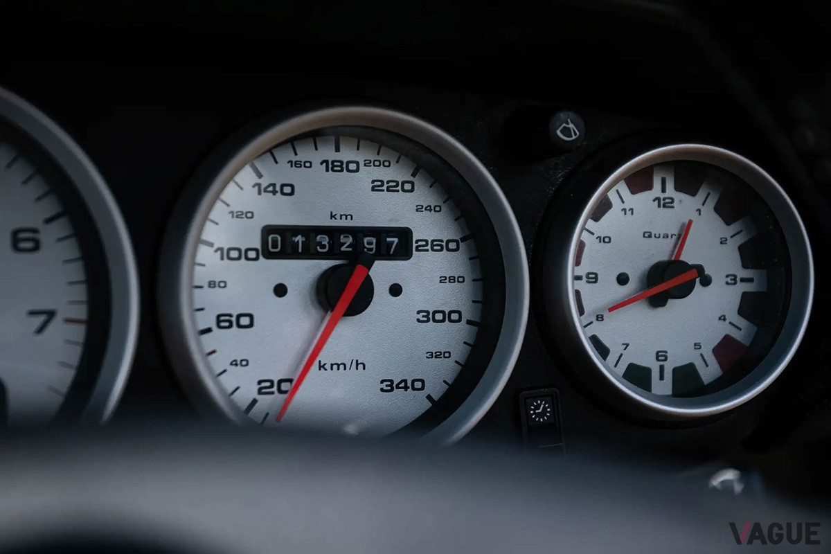 イギリスのオークションに出品された希少な993型「911ターボ カブリオレ」（C）Iconic Auctioneers