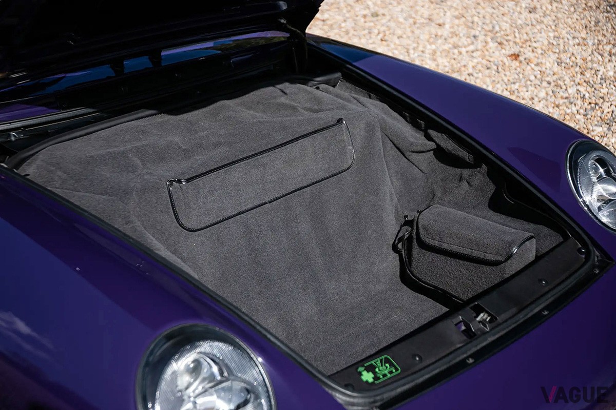 イギリスのオークションに出品された希少な993型「911ターボ カブリオレ」（C）Iconic Auctioneers