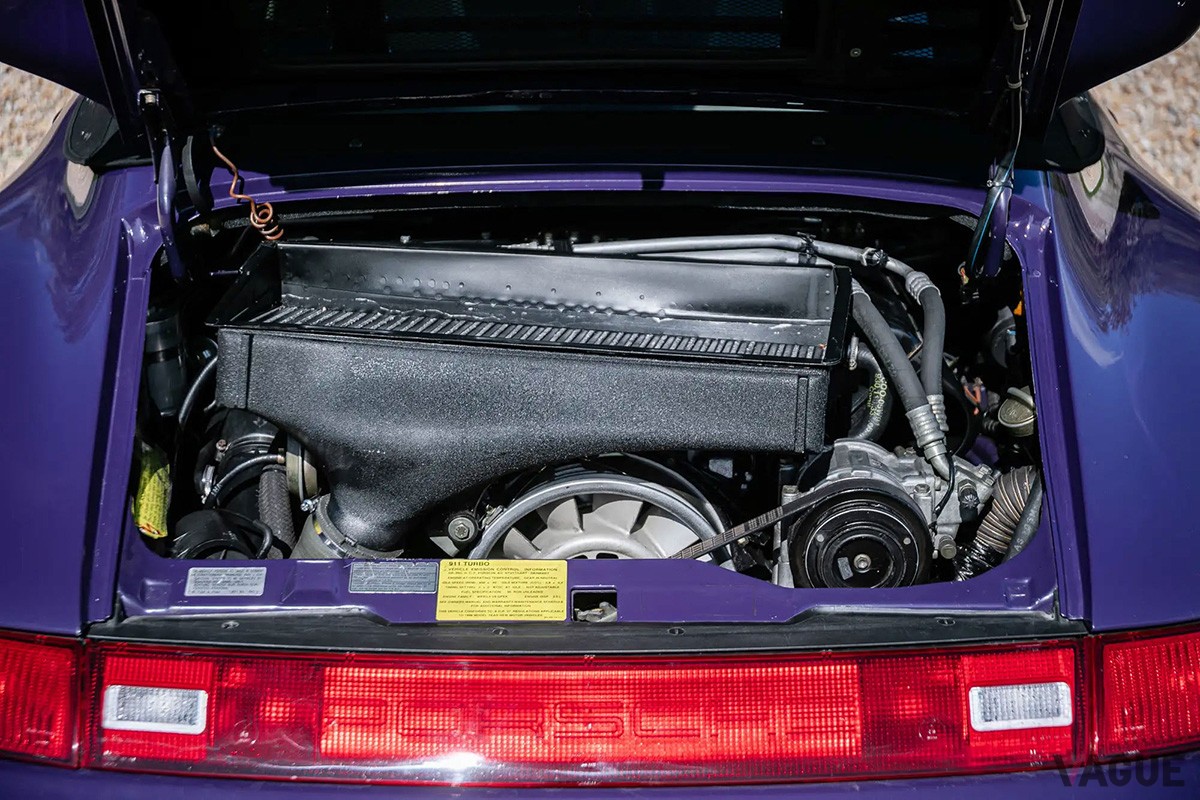 イギリスのオークションに出品された希少な993型「911ターボ カブリオレ」（C）Iconic Auctioneers