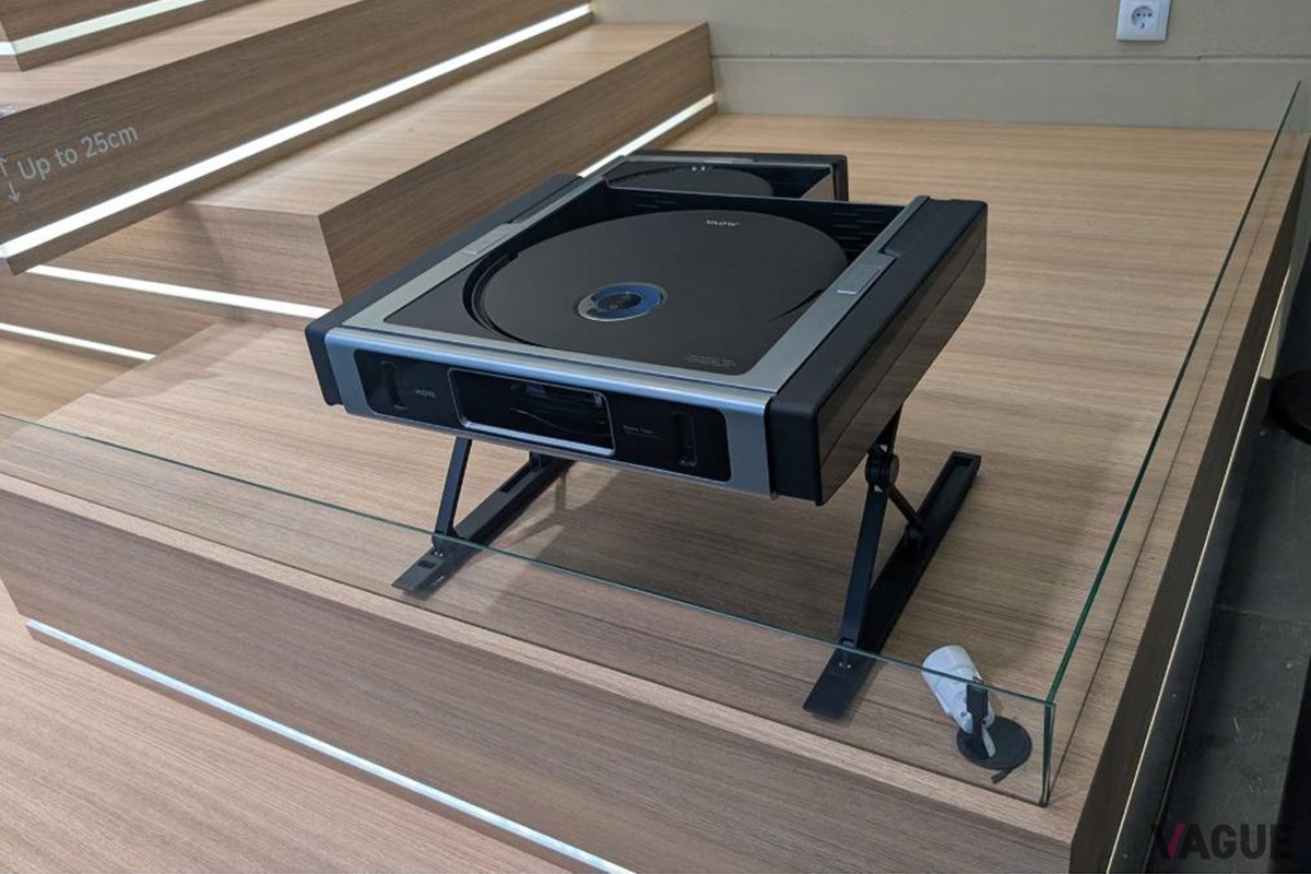 9月にベルリンで開催されたIFAでの某社ロボット掃除機の展示。階段には上れても階段は掃除できないロボット掃除機。それはユーザーにとって必要なのだろうか……（photo by 石井和美）