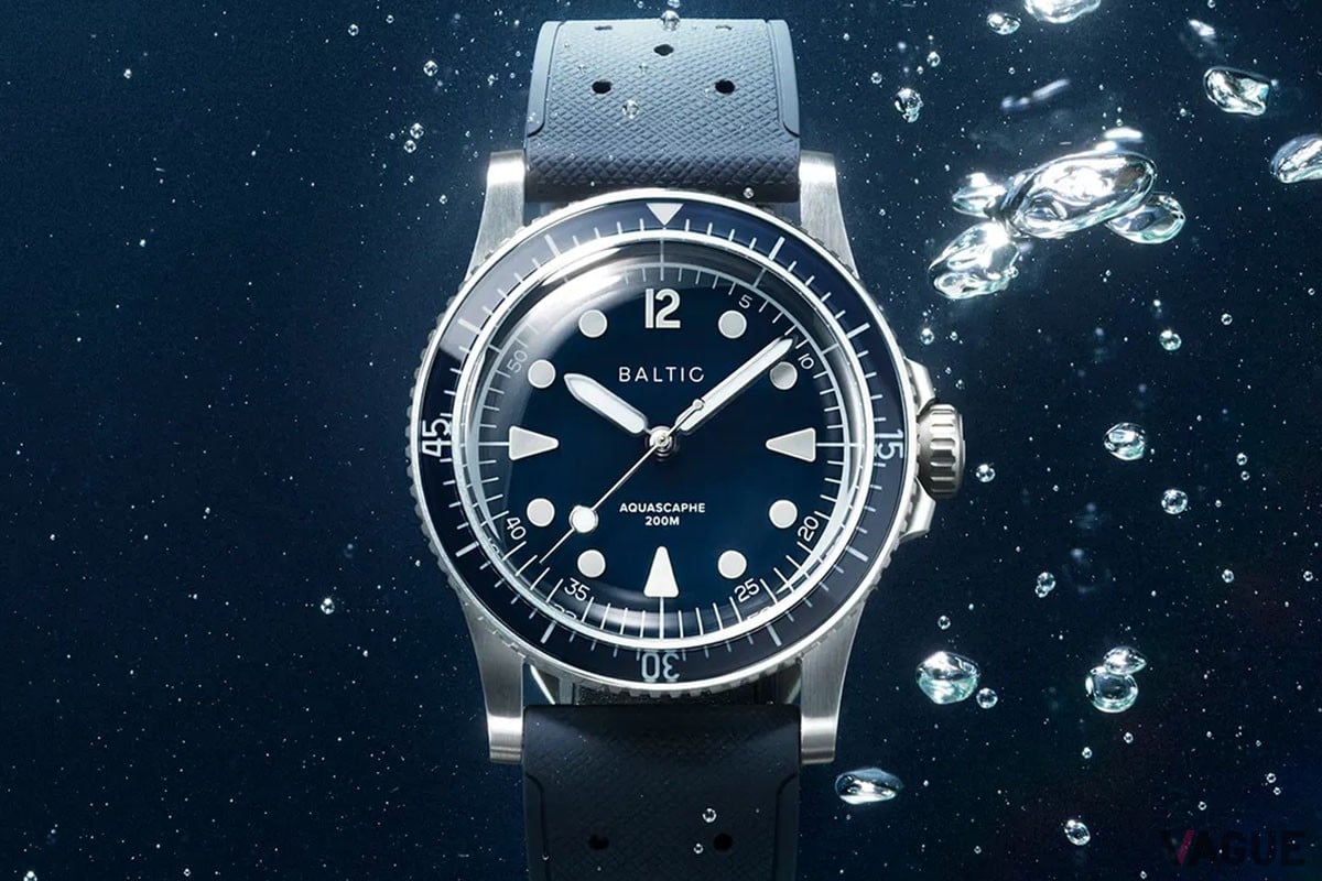 知性を感じさせるブルーモデル。ホワイトとのツートーンで構成されたダイヤルが爽やかな印象