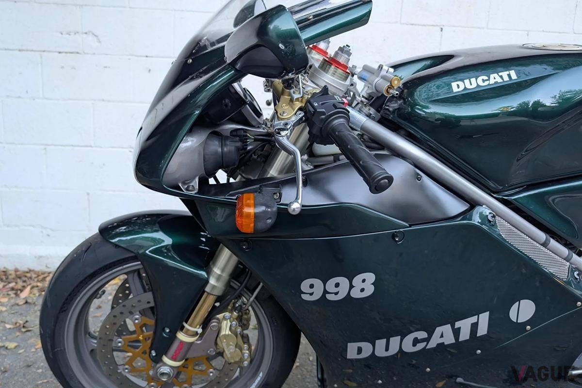 俳優キアヌ・リーブスの名を世界に轟かせた映画「マトリックス」とコラボ！ 21年前に登場した特別なスーパースポーツ・ドゥカティ「998マトリックス」を発見  どんなバイク？ | VAGUE(ヴァーグ), image size:1200x800