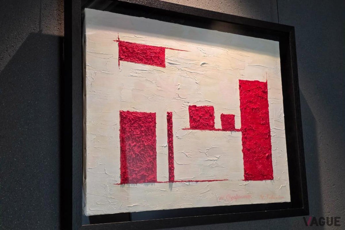 東芝ライフスタイルのブランドシンボルであるレッドスクエア。反町隆さんが出ているCMでもおなじみだが、６つの家電（エアコン、洗濯機、掃除機、電子レンジ、炊飯器、冷蔵庫）をそれぞれ油絵風に描いているアート作品が額装されている