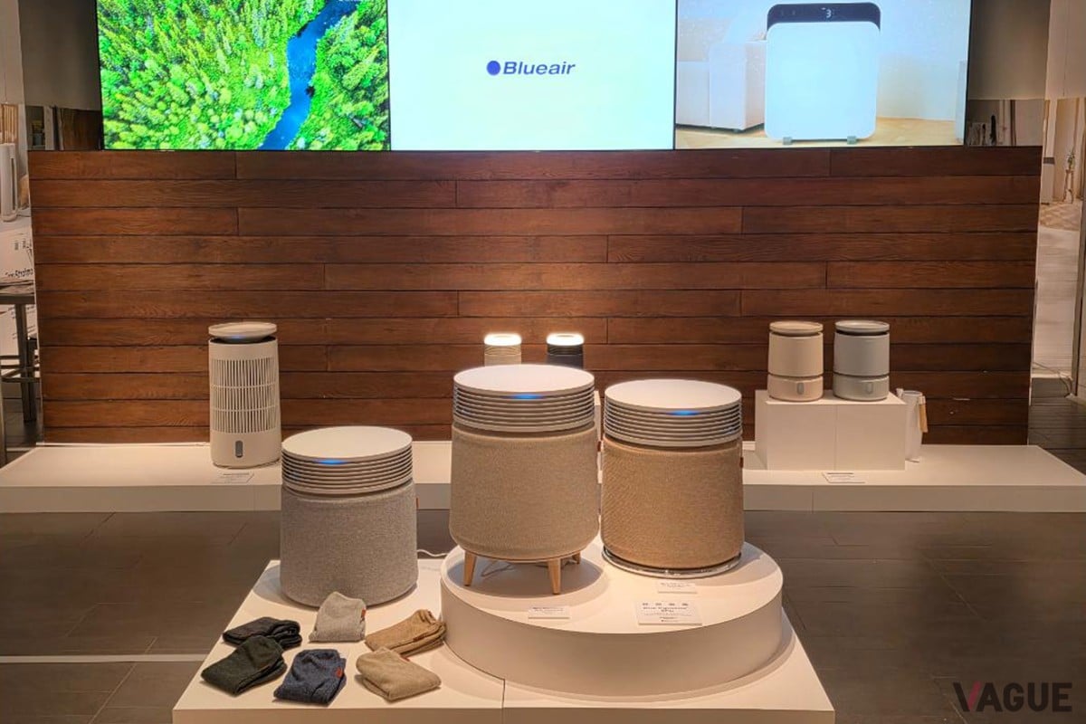 中央の空気清浄機の「Blue Signature™ SP4i」、奥の左から「DreamWell™ Humidifier H38i」（加湿器）、「Mini Restful™ 空気清浄機 and Sunrise Clock SC9i」、「2-in-1 Pro 加湿空気清浄機 DH5i 」はすべて今年発売、発売予定のモデル