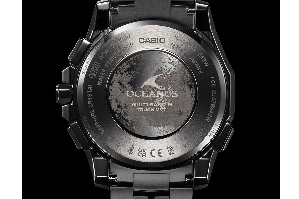 裏蓋のエンブレムにも月のモチーフを採用。DLCコーティングとレーザー処理で陰影に差を出し、月面を背景にオシアナスのロゴが浮き立つ特別仕様のデザインに