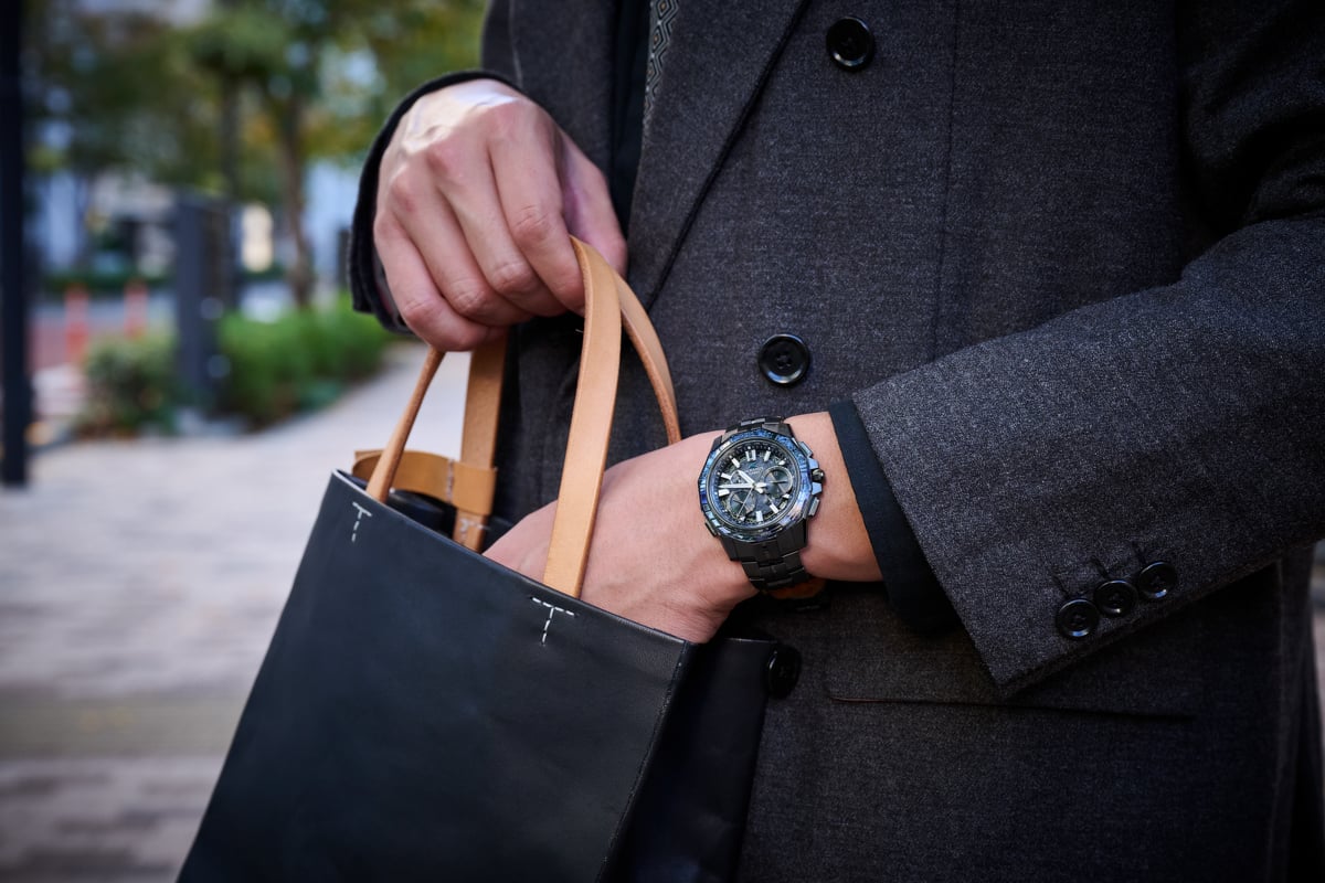 ジャケット 5万9400円、パンツ 3万6300円／KHONOROGICA、シャツ 4万8400円／MANAVE、バッグ 2万5300円／トゥエンティー エイティー、シューズ 1万6500円／opposite of vulgarity （問）HEMT PR、ストール 6589円／MORLES （問）洋服の青山 池袋東口総本店、メガネ 5万5000円／Lesca LUNETIER （問）グローブスペックス エージェント、ハット 2万8600円／TESI （問）OLD HAT（記載は全て税込）