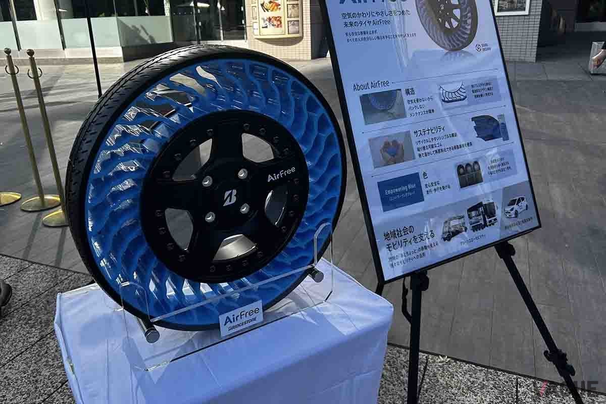 ブリヂストンが開発する次世代タイヤ「AirFree(エアフリー）」を富山市が運営するグリーンスローモビリティ「BouleBaaS（ブールバース）」に装着、富山駅前で出発式が開催された