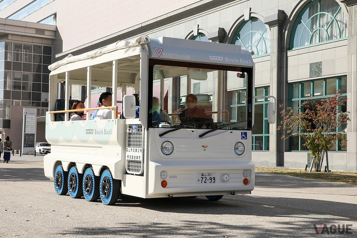 ブリヂストンが開発する次世代タイヤ「AirFree(エアフリー）」を富山市が運営するグリーンスローモビリティ「BouleBaaS（ブールバース）」に装着、富山駅前で出発式が開催された