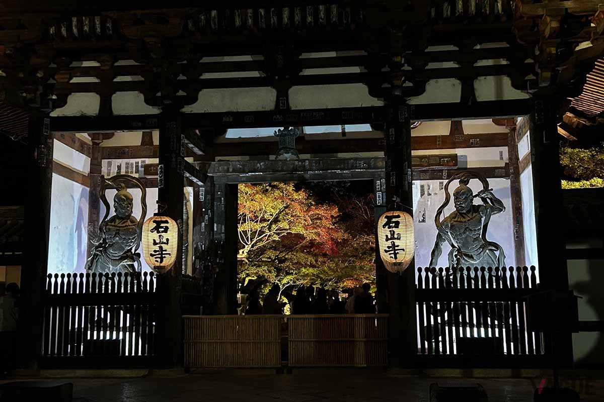 石山寺（滋賀県大津市）の「あたら夜もみじ 〜あたら夜 宵むすび〜」