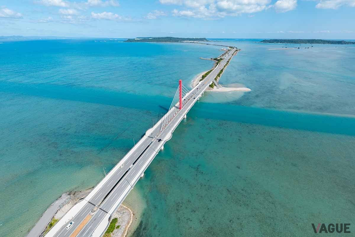 沖縄本島と平安座島、さらにその先の浜比嘉島、宮城島、伊計島を結ぶ「海中道路」