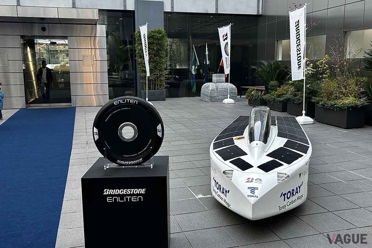 東海大学ソーラーカーチームのマシンと「エンライトン」