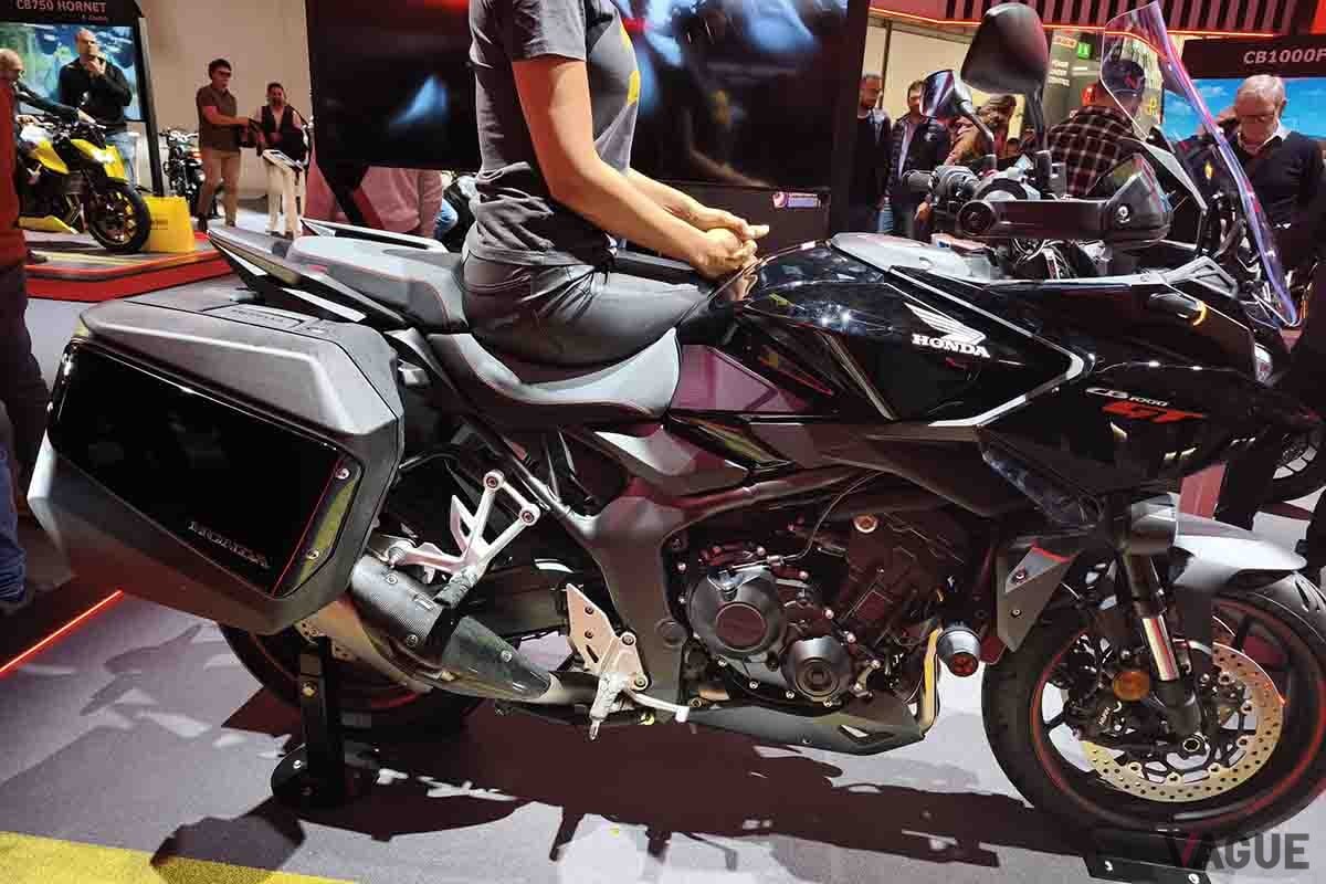 イタリア・ミラノで開催されたEICMA 2025で世界初公開されたホンダ「CB1000GT」