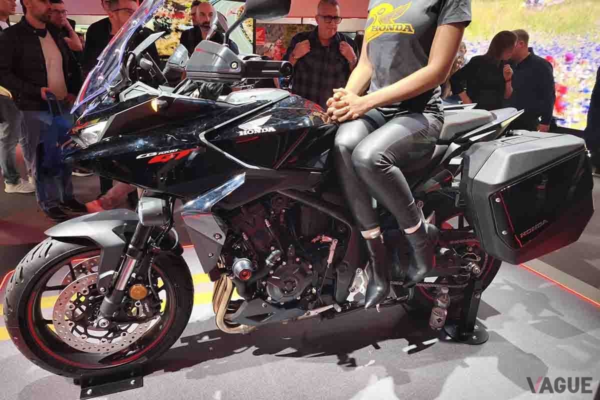 イタリア・ミラノで開催されたEICMA 2025で世界初公開されたホンダ「CB1000GT」