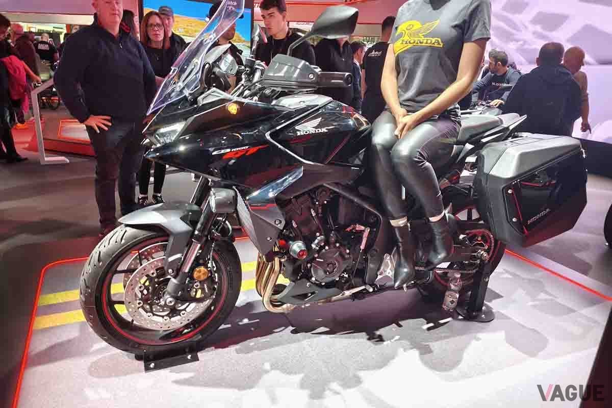 イタリア・ミラノで開催されたEICMA 2025で世界初公開されたホンダ「CB1000GT」