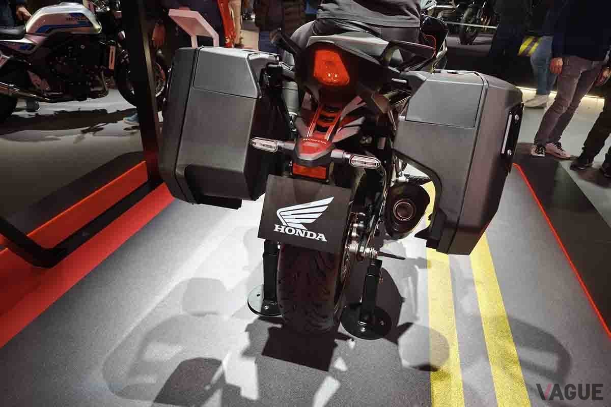 イタリア・ミラノで開催されたEICMA 2025で世界初公開されたホンダ「CB1000GT」