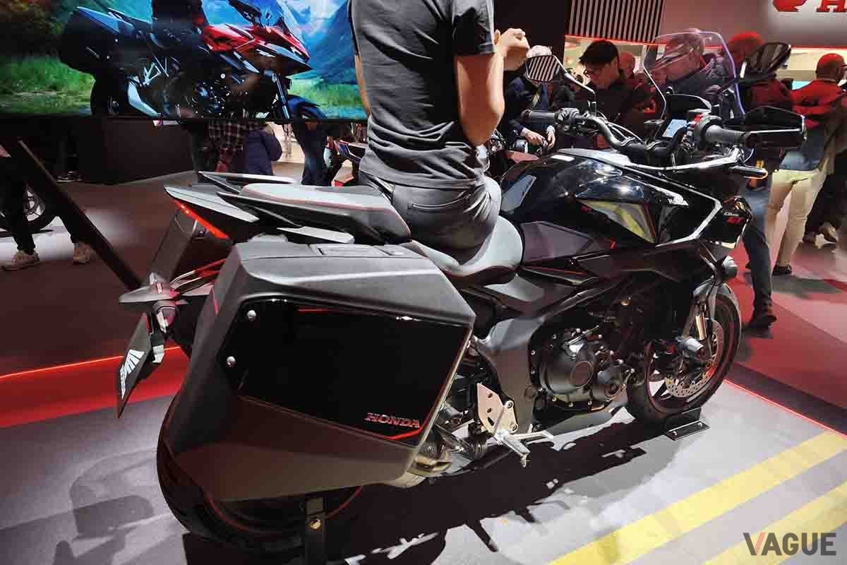 イタリア・ミラノで開催されたEICMA 2025で世界初公開されたホンダ「CB1000GT」