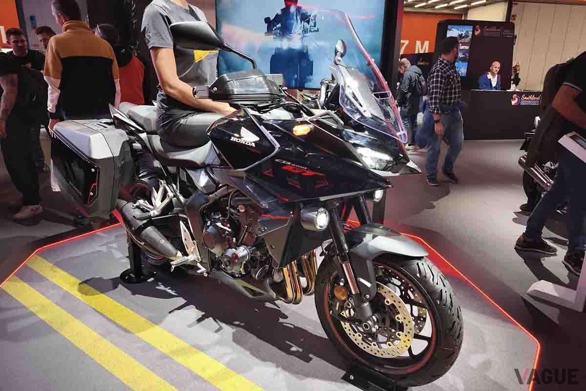 イタリア・ミラノで開催されたEICMA 2025で世界初公開されたホンダ「CB1000GT」