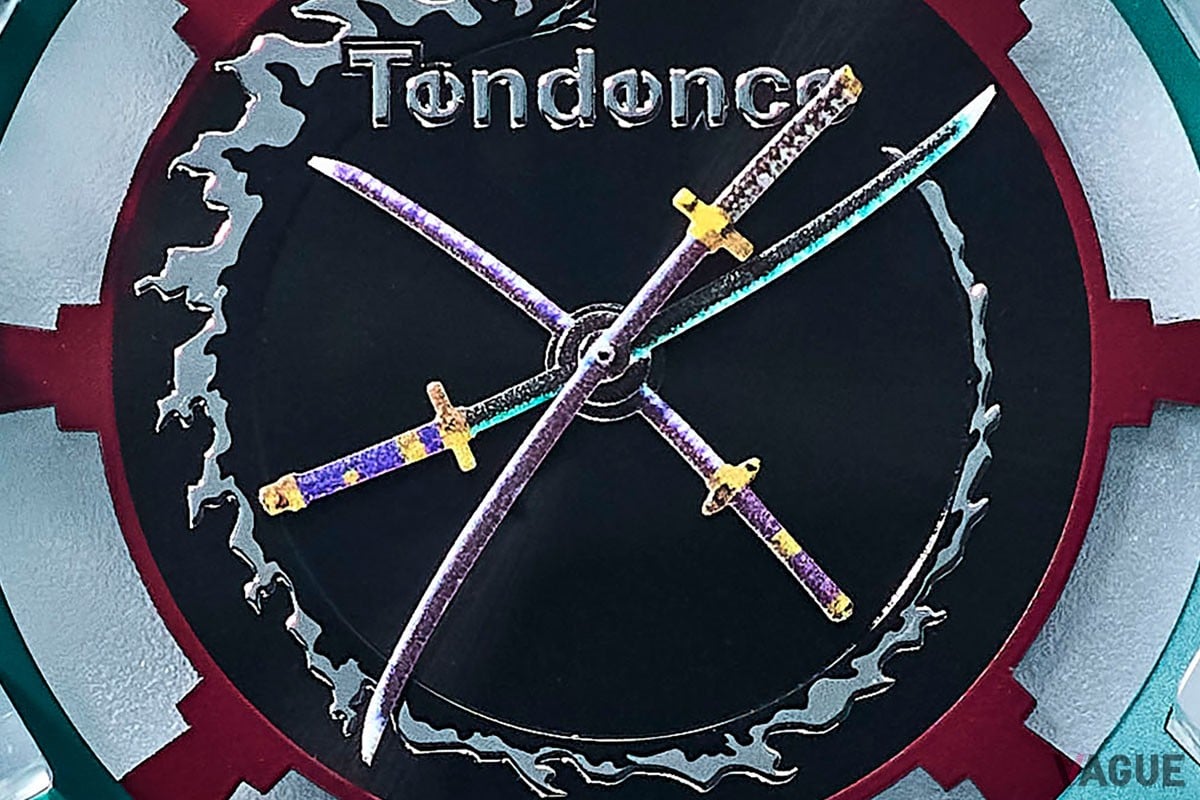 ダイヤルの周囲には斬撃をイメージしたデザイン