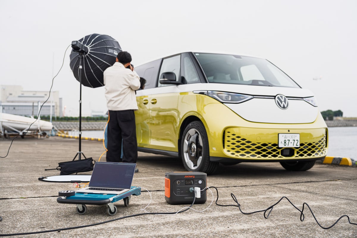 1500 Newは一般家庭の標準的なコンセント（1500W）を超えるパワーを持ち、消費電力の高い家電を複数同時に動かせる点が魅力。これによって屋外や非常時でも、電力の制約なくプロ仕様の機器や快適な家電が使える