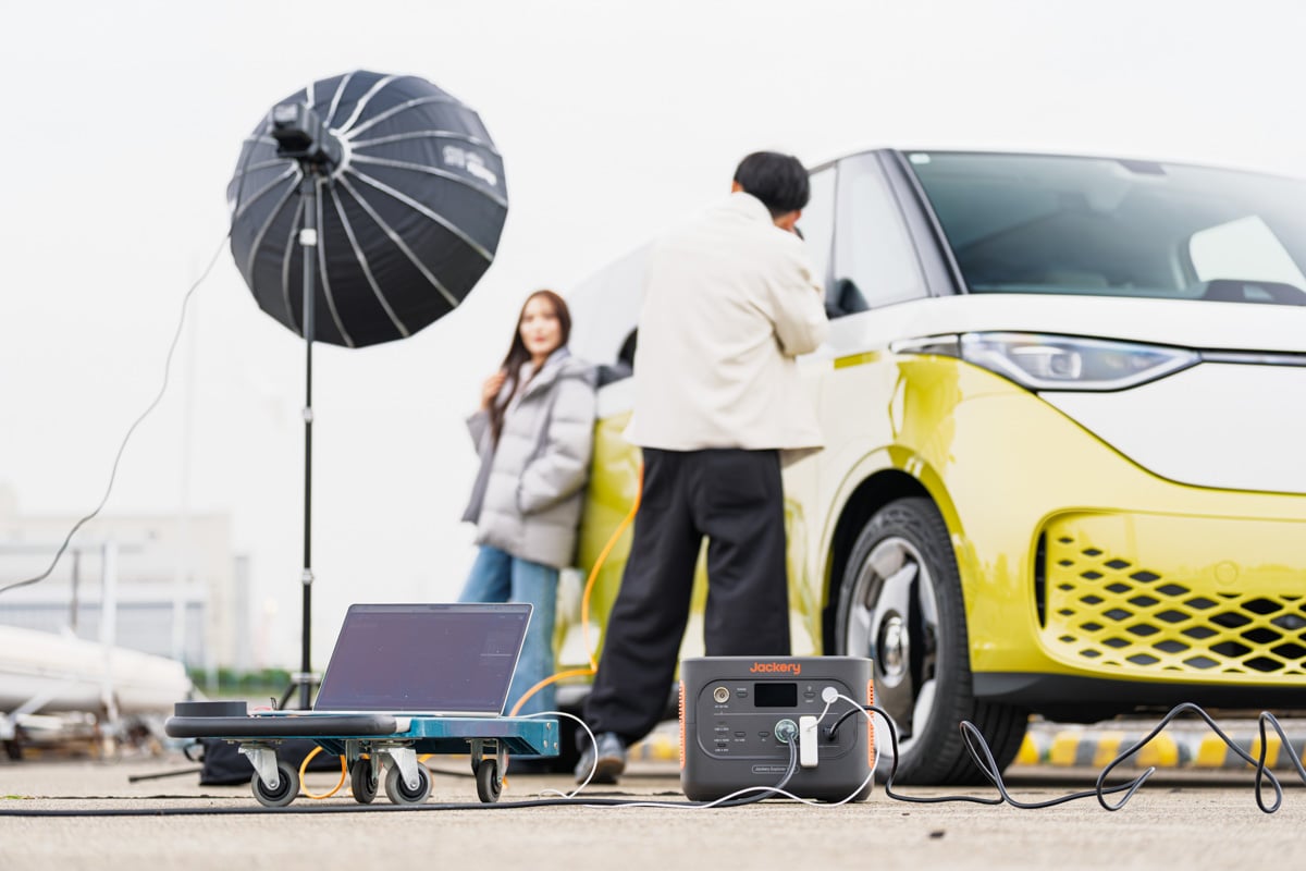 実際にストロボを立てて撮影がスタート。ストロボにはバッテリーが付属するが、電力の消耗が激しいため、1500 Newがあるとバッテリー残量を気にせず撮影できるので安心だという