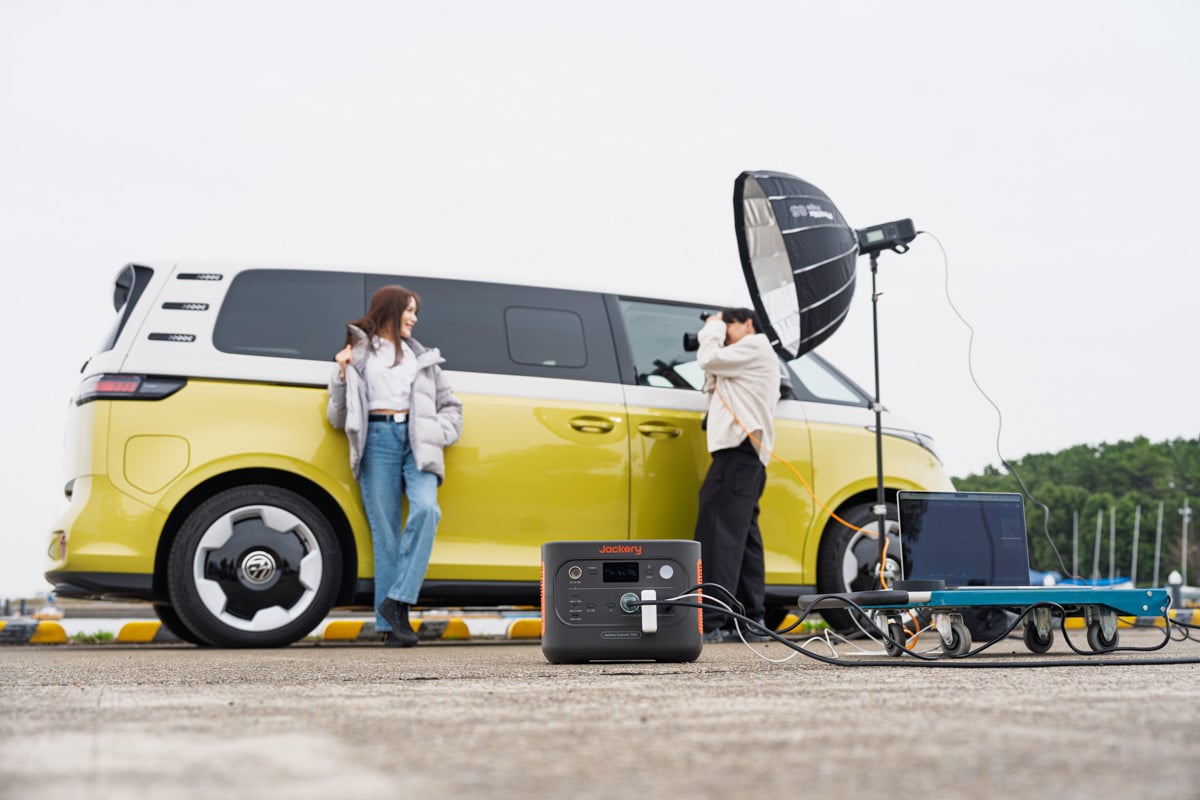 実際にストロボを立てて撮影がスタート。ストロボにはバッテリーが付属するが、電力の消耗が激しいため、1500 Newがあるとバッテリー残量を気にせず撮影できるので安心だという