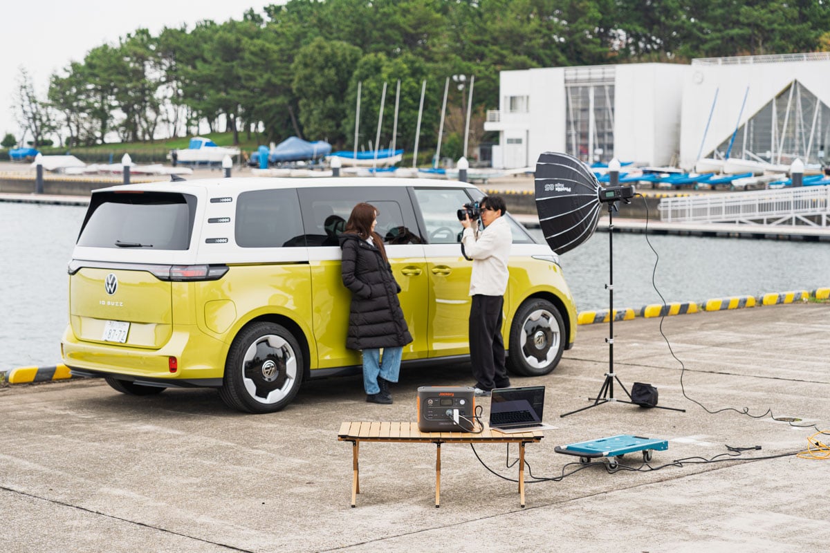 「ムービー撮影など、カメラのバッテリー消費が激しいシチュエーションでは、1500 NewからUSBでカメラ本体に給電するのもアリ」と、TAKUMAさんは言う