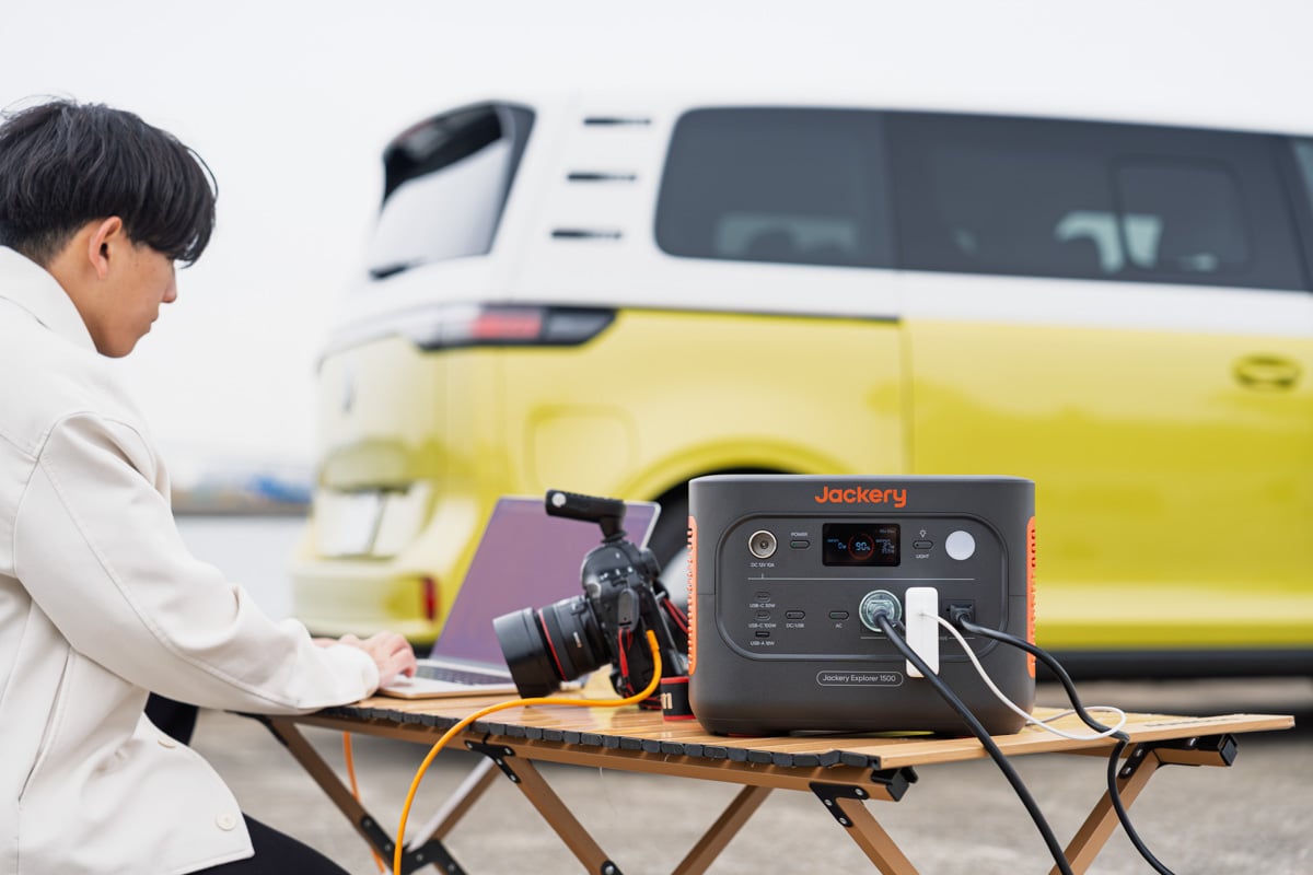 1500 Newは一般家庭の標準的なコンセント（1500W）を超えるパワーを持ち、消費電力の高い家電を複数同時に動かせる点が魅力。これによって屋外や非常時でも、電力の制約なくプロ仕様の機器や快適な家電が使える