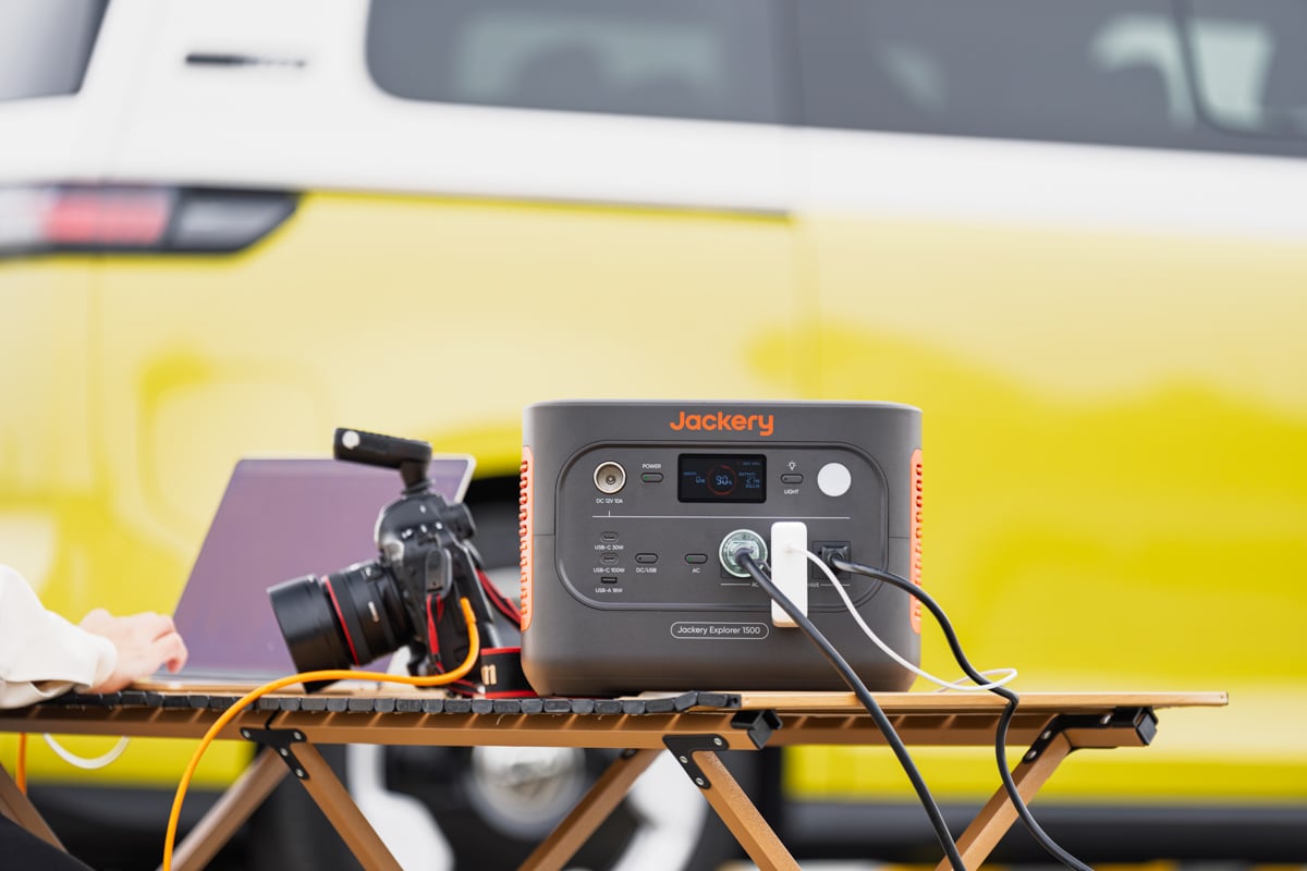 1500 Newは一般家庭の標準的なコンセント（1500W）を超えるパワーを持ち、消費電力の高い家電を複数同時に動かせる点が魅力。これによって屋外や非常時でも、電力の制約なくプロ仕様の機器や快適な家電が使える