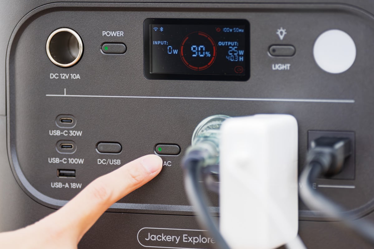 1500 Newは一般家庭の標準的なコンセント（1500W）を超えるパワーを持ち、消費電力の高い家電を複数同時に動かせる点が魅力。これによって屋外や非常時でも、電力の制約なくプロ仕様の機器や快適な家電が使える