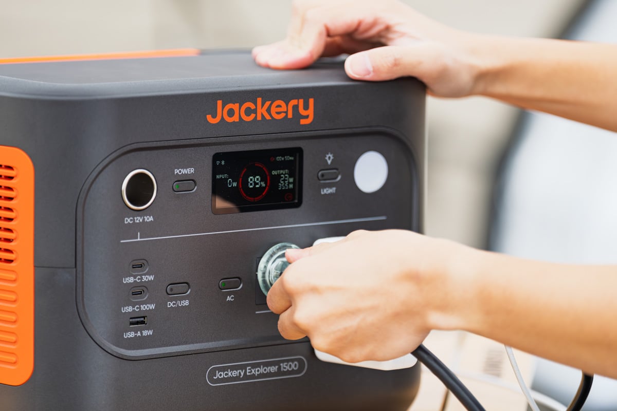 1500 Newは一般家庭の標準的なコンセント（1500W）を超えるパワーを持ち、消費電力の高い家電を複数同時に動かせる点が魅力。これによって屋外や非常時でも、電力の制約なくプロ仕様の機器や快適な家電が使える