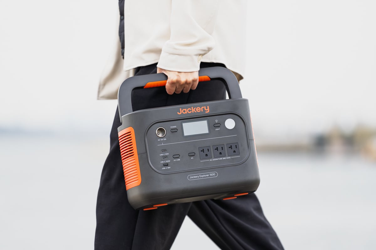 1500 Newの重量は約14.5kg。折り畳み式のハンドルつきで持ち運びやすいので、移動の多いアウトドアでも快適。ハンドルを折り畳めばコンパクトになるので、収納時にはかさばらない