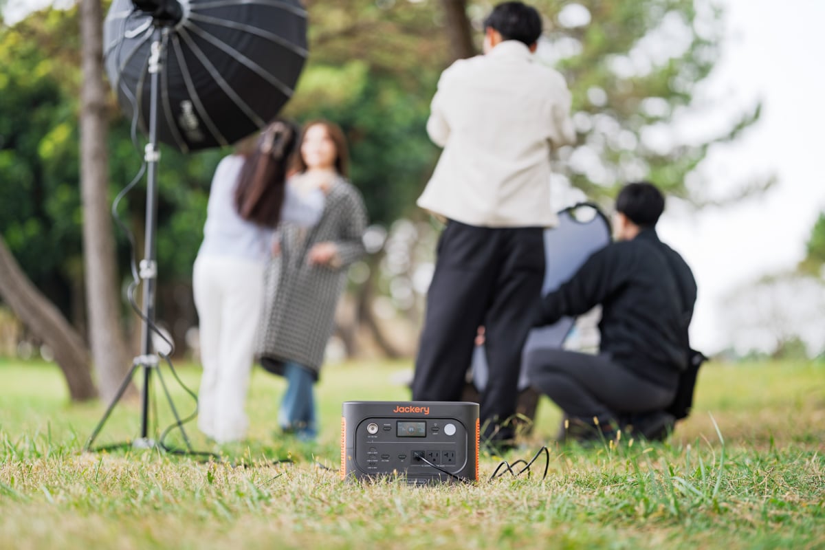 午後の撮影は緑地に移動。軽量で移動も簡単なので、どこでもほしい場所で電源を確保できるようになる