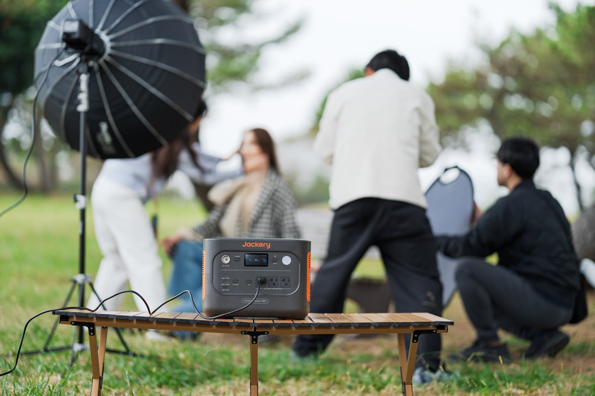 午後の撮影は緑地に移動。軽量で移動も簡単なので、どこでもほしい場所で電源を確保できるようになる