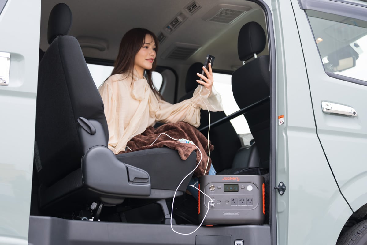 もちろんUSB端子を使って携帯の充電も可能だ！ 写真ではUSB端子に接続した電気毛布を使用しながら、急速充電対応のAC充電器を接続して携帯電話を充電している