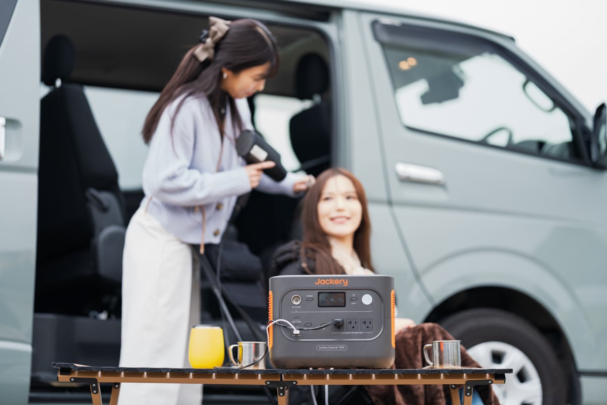 消費電力の大きいドライヤーやヘアアイロンも屋外で使用可能！ これにはスタイリストもモデルも驚き！