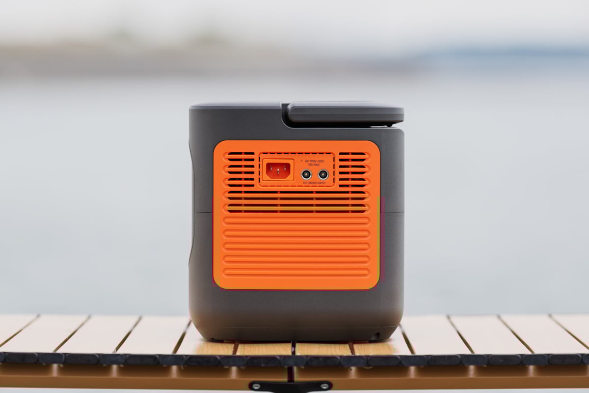 1500 Newの充電を行う端子は本体横に配置。運用は家庭のコンセントからの充電が基本だが、出先では後述のソーラーパネルや車載シガーソケットからの給電、さらにはシガーソケットよりも高出力なドライブチャージャーでの充電も可能だ