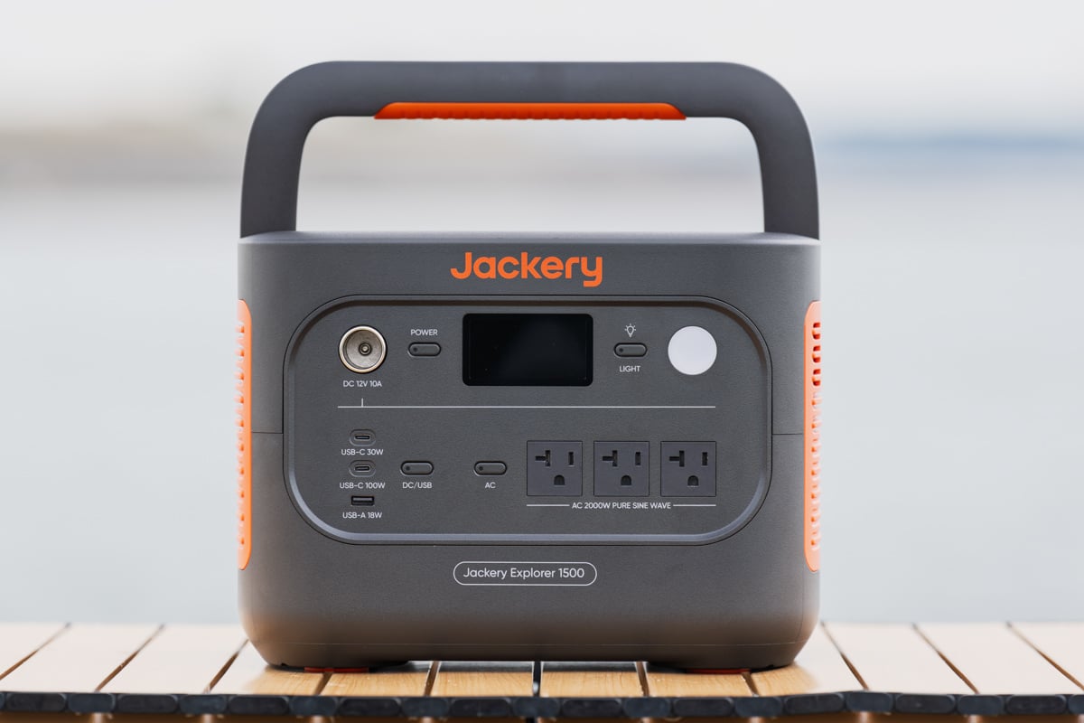 1500 Newの本体サイズは約330×221×242mmとコンパクト。持ち運び用のハンドルも装備