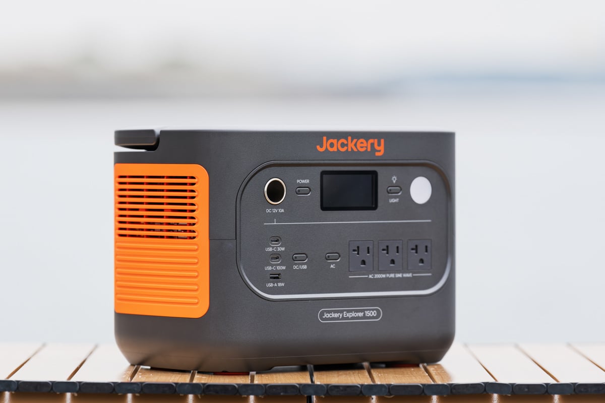 1500 Newの本体サイズは約330×221×242mmとコンパクト。場所を取らないサイズ感がうれしい