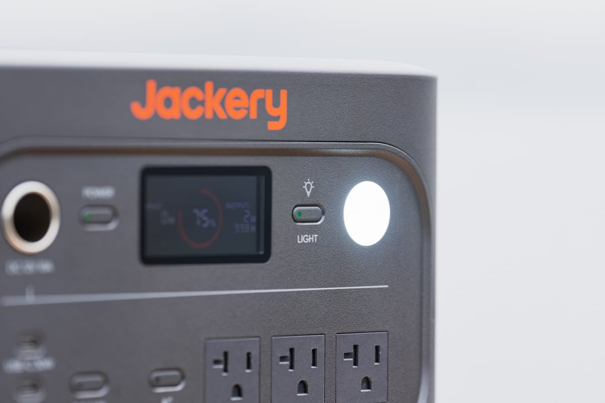 暗所を照らすライトも装備。災害時に停電がおきてもすぐに明かりを確保できるので安心だ