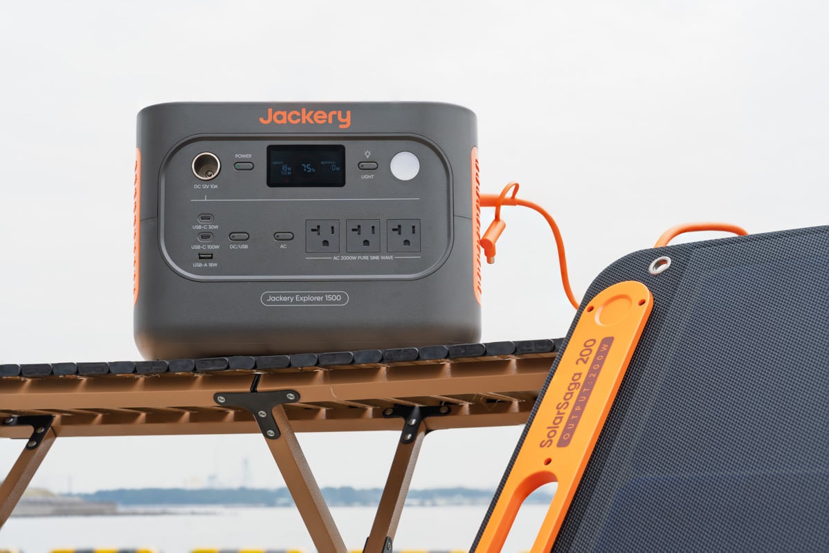 SolarSaga 200W ソーラーパネル（別売り）を使えば、屋外で1500 Newを充電することも可能。なお、充電用のポート類はサイドパネルに設置されているので、車内など狭い空間での充電中も背面をベタづけして設置できる